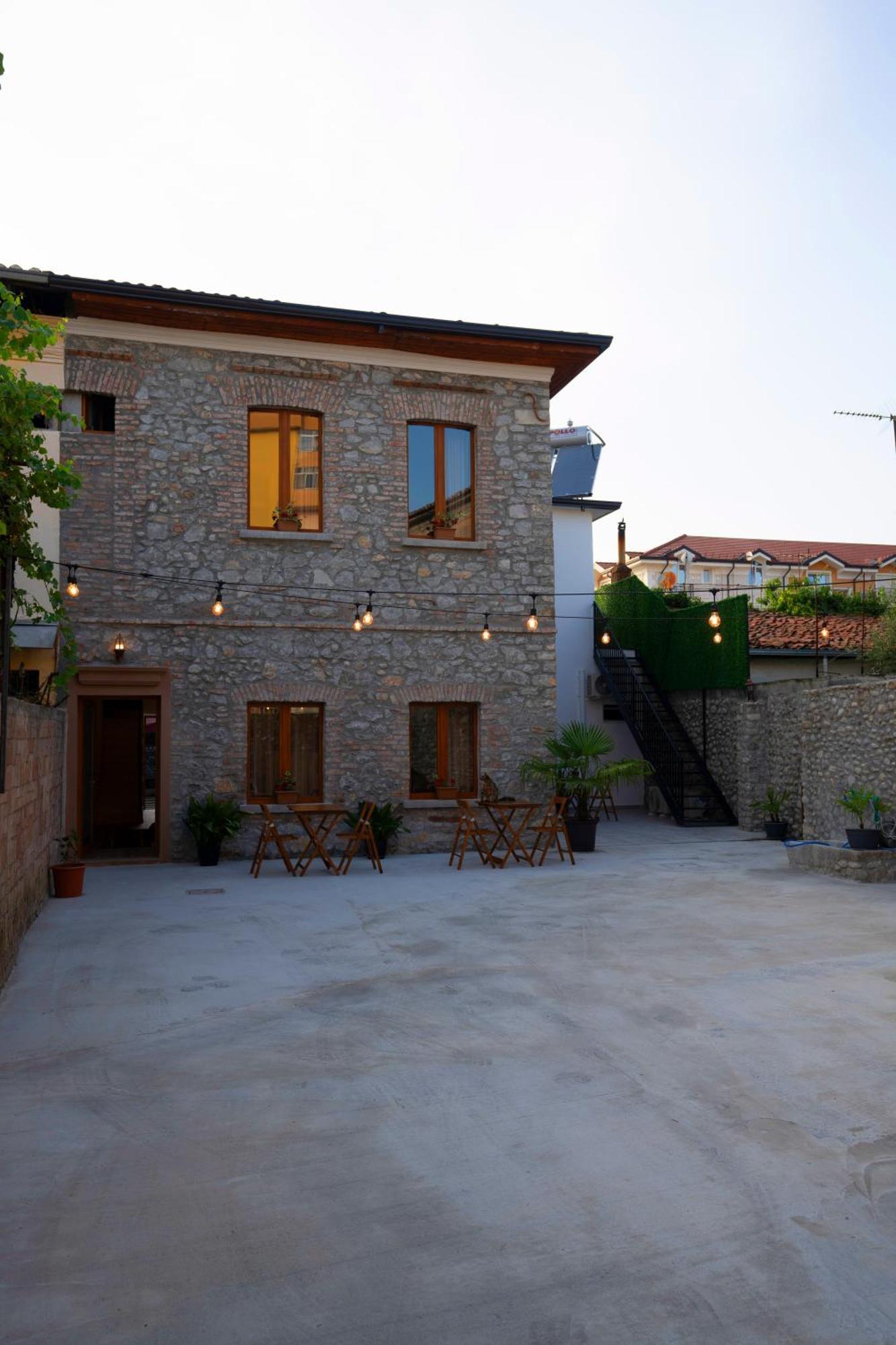 Intown Guesthouse Shkodër Exterior foto