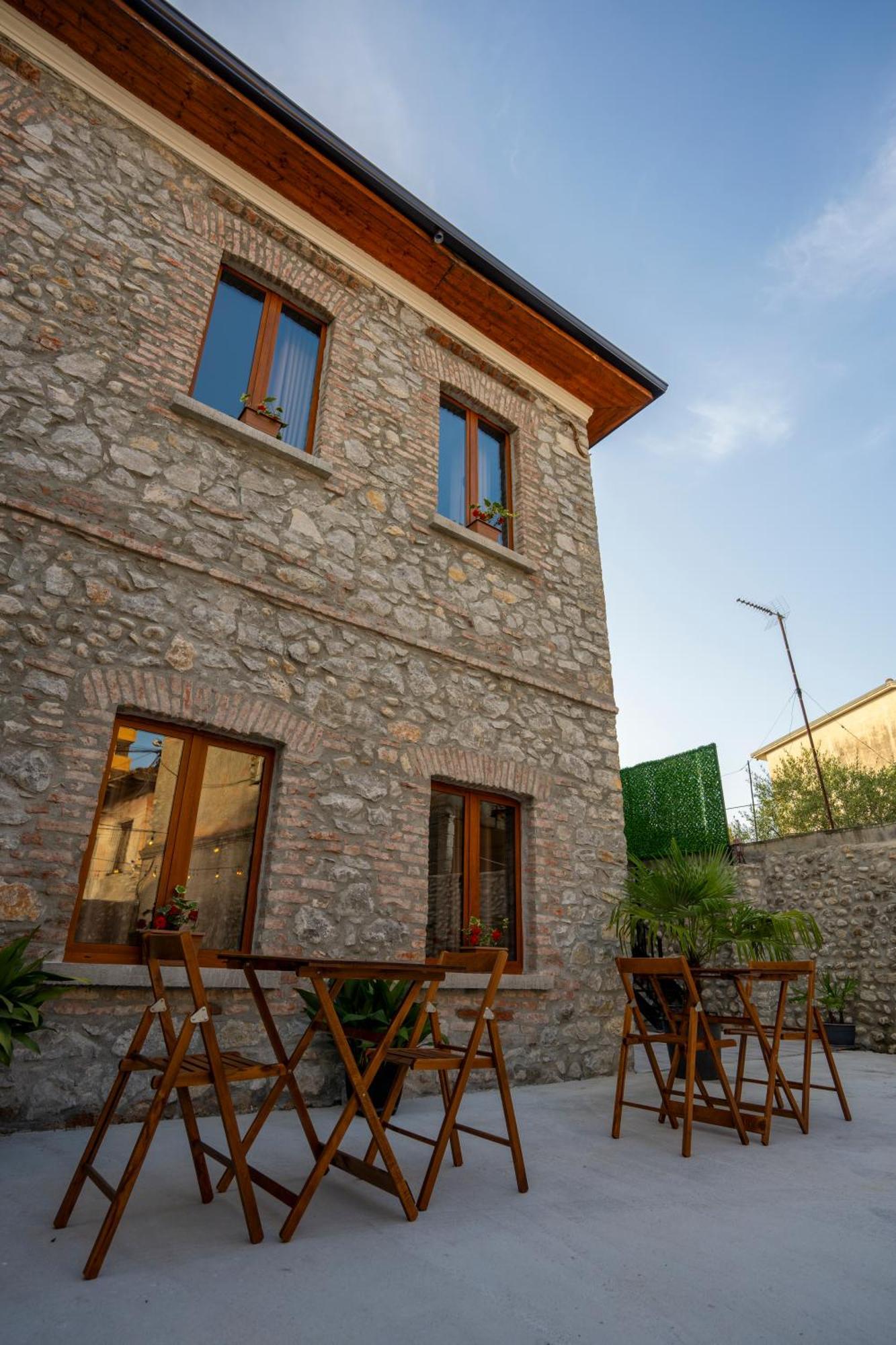 Intown Guesthouse Shkodër Exterior foto