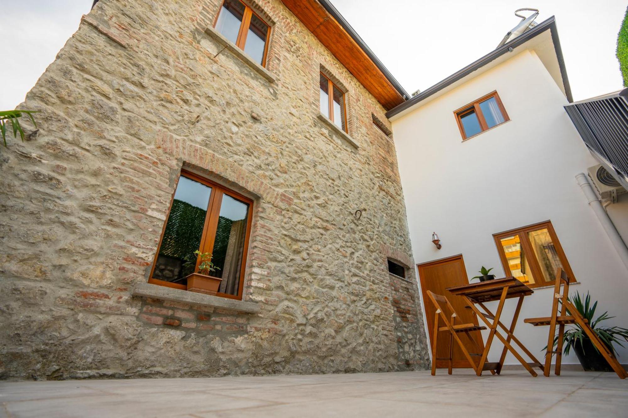 Intown Guesthouse Shkodër Exterior foto