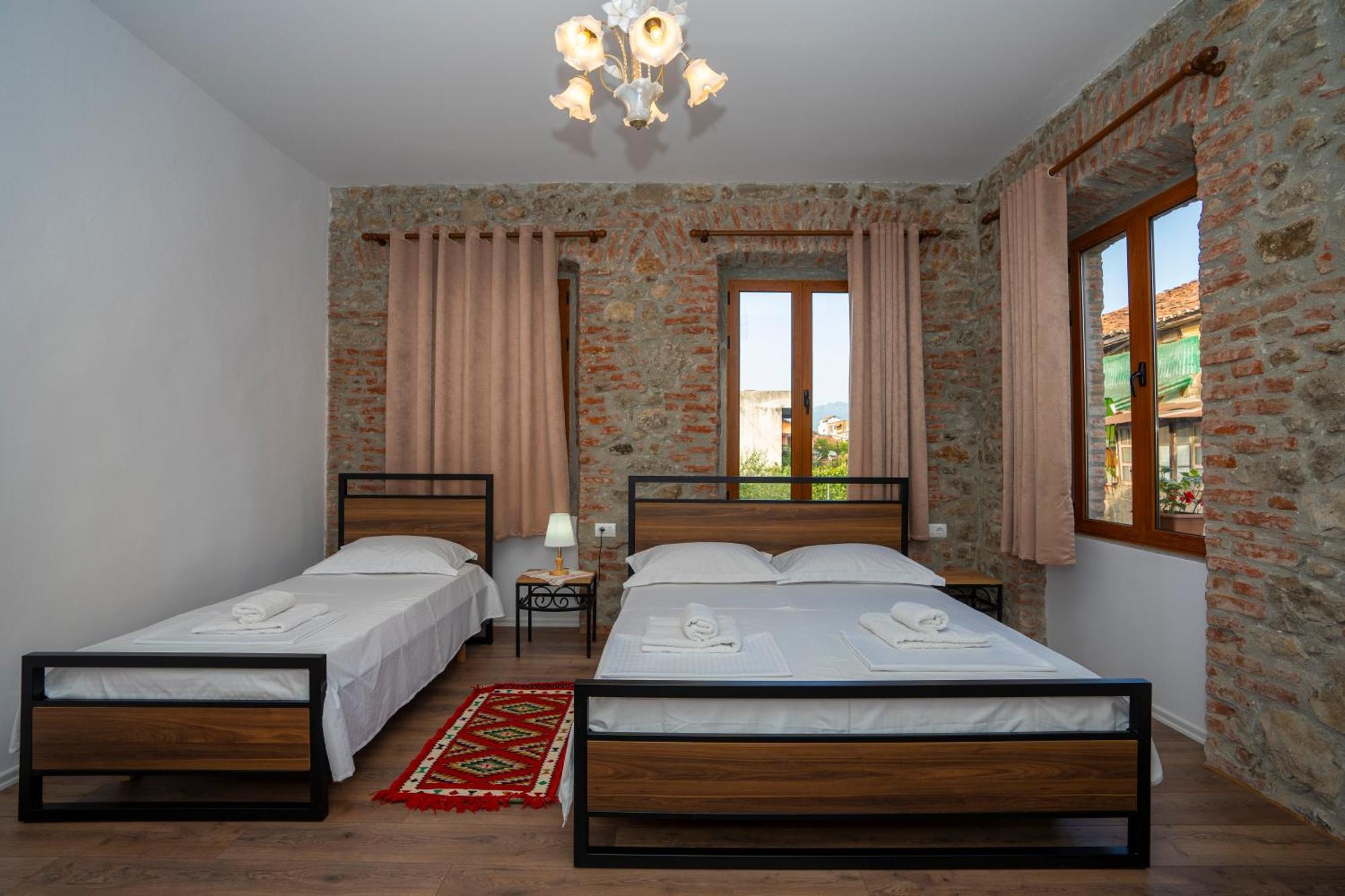 Intown Guesthouse Shkodër Exterior foto