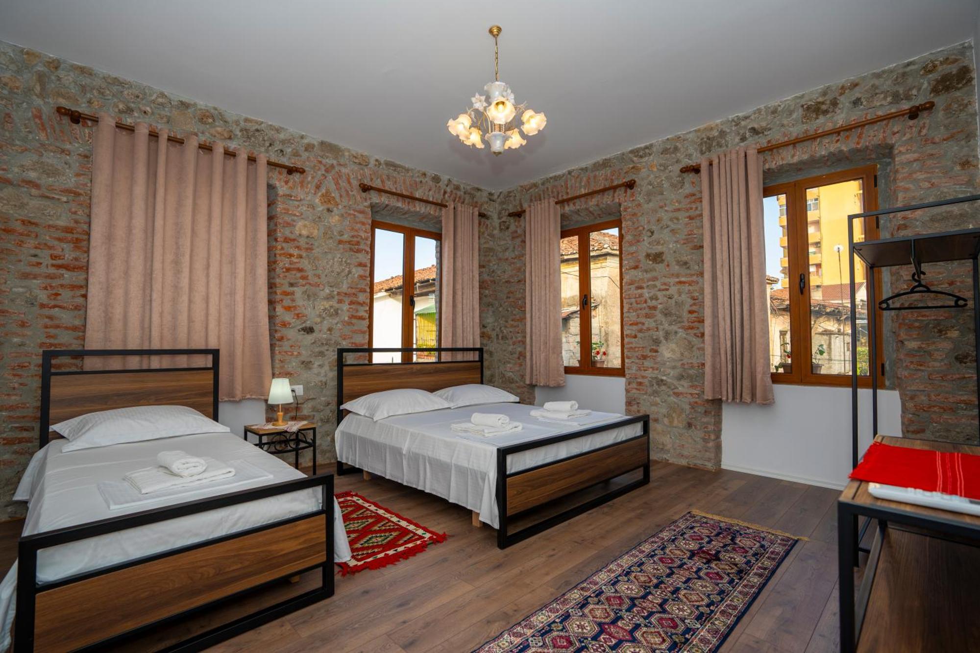 Intown Guesthouse Shkodër Exterior foto