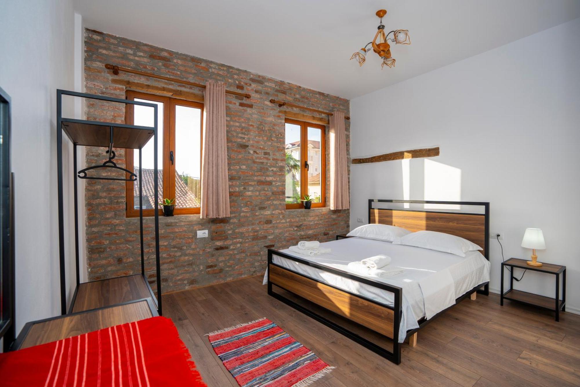 Intown Guesthouse Shkodër Exterior foto